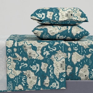 Wunderliche Bettwäsche - Große Landkarte von anequ_studio - Fantasy Ozean Karte Drachen Abenteuer Baumwoll-Satin Bettwäsche Set Bettwäsche von Spoonflower