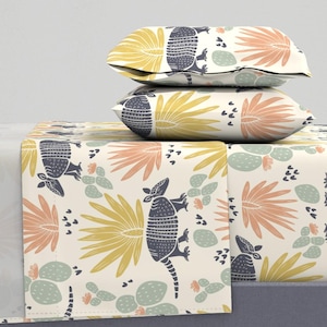 Draps Bohème du Sud-Ouest - Tatou clair par katie_hayes - Parure de lit en satin de coton agave et cactus du désert pastel par Spoonflower