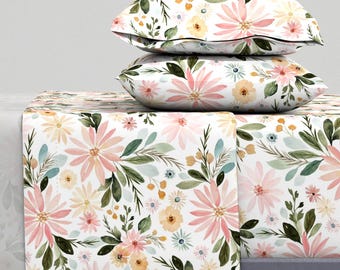 Lenzuola botaniche - Daisy Garden Large di sara_swanson_design - Set di lenzuola in raso di cotone dipinto a mano con motivi floreali ad acquerello di Spoonflower