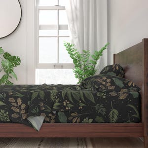Moody Botanical Lakens - Dark Botanical Leaves by thestorysmith - Jumbo Garden Woodland katoensatijn lakenset beddengoed van Spoonflower afbeelding 4