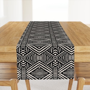ブラック テーブルランナー - crystal_walen によるフェイク マッドクロス - Spoonflower によるボヘミアン シック マッドクロス ブラック & ホワイト コットン サテン テーブルランナー