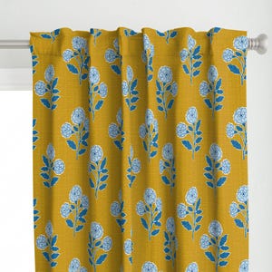 Geel gordijnpaneel met bloemen: blauwe goudsbloembloemen met blokprint