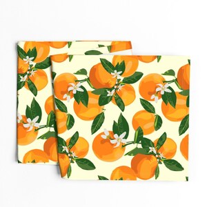 Camino de mesa de cítricos - Frutas de verano Naranjas Botánica Comida Camino de mesa de satén de algodón - Naranjas y flores sobre crema II de kaileyhawthorn imagen 4