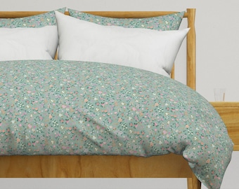 Parure de lit à fleurs - Darlene Floral Ditsy bleu sauge par crystal_walen - Housse de couette en satin de coton aquarelle OU taies d'oreiller par Spoonflower