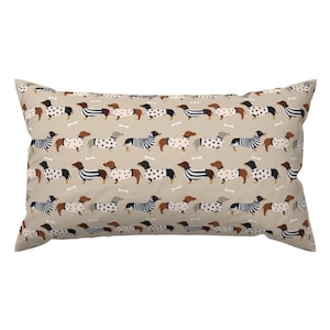 Almohada decorativa con diseño de perros: Dachshunds con suéteres de petfriendly: almohada rectangular con diseño de perro salchicha Doxie Whimsical Cute Weiner de Spoonflower