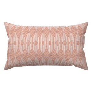 Boho koraal accentkussen - West End roze en crème van heatherdutton - moderne boho art-deco rechthoekige lumbale sierkussen van Spoonflower