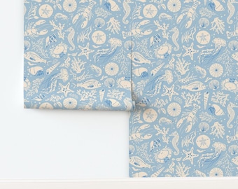 Papel pintado sin adhesivo Baby Blue Beach con motivos náuticos de cangrejos, langostas y conchas marinas - Criaturas marinas pintadas por marigoldie. Papel pintado de Spoonflower.