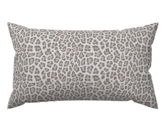 Cuscino con stampa leopardata grigia - Leopardo beige tortora di etienne - Cuscino lombare rettangolare neutro talpa su piccola scala di Spoonflower