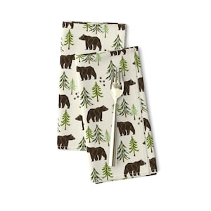 Lot de 2 serviettes pour le dîner de Noël - Traces d&#39;ours dans la forêt par gingerlous - Serviettes en tissu traces d&#39;ours en forêt d&#39;hiver par Spoonflower