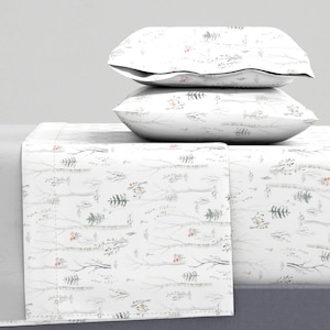 Puede incluir: Juego de cama blanco con un delicado patrón de ramas, hojas y bayas. El juego incluye una sábana plana, una sábana bajera y dos fundas de almohada.