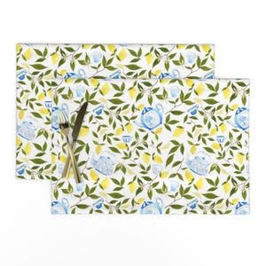 Manteles individuales con forma de limonero (juego de 2) - Tea Time de tulip_design_co - Manteles individuales de tela con forma de taza de té, tetera y vegetación de Spoonflower