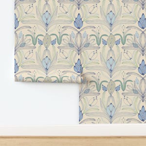 Papel pintado Art Nouveau delicado, sin adhesivo, en azul y crema, de inspiración vintage - Nouveau Floral Cream de pennyroyal Wallpaper de Spoonflower