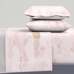 Op de afbeelding: Roze en witte beddengoedset met een wolk- en sterrenpatroon. De set bevat een hoeslaken, een plat laken en twee kussenslopen.