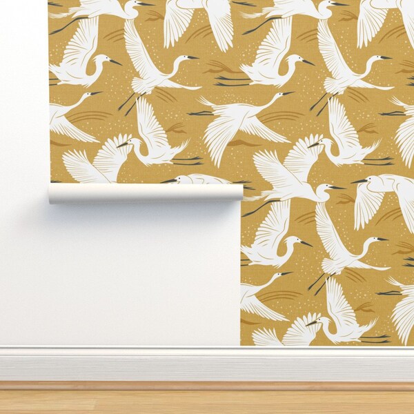 Kraan commerciële kwaliteit behang - Guldenroede gele kraan door heatherdutton - Soaring Wings Mustard Gold Wallpaper Double Roll door Spoonflower