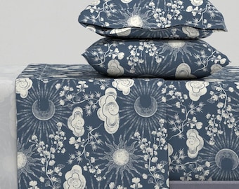 Lençóis Toile - Celestial Sun Moon Clouds da Garabateo - Conjunto de lençóis de algodão e cetim Cosmos Vintage Retro Florals da Spoonflower