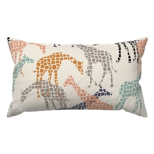Könnte beinhalten: Ein rechteckiges Kissen mit beigefarbenem Hintergrund und einem Muster aus bunten Giraffen. Die Giraffen sind in verschiedenen Farbtönen von Orange, Braun, Grau und Blau.