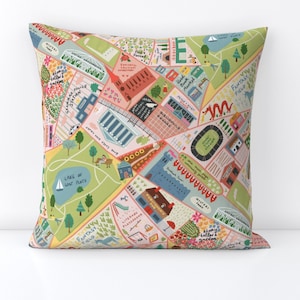 Cuscino decorativo quadrato - A Book Lover's Town di dasbrooklyn - Map Houses Library Bookstore Cuscino decorativo quadrato di Spoonflower