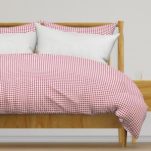 Röda sängkläder - Klassisk röd gingham av ginaanne - Geometriskt gingham-prydnadsfärgad bomullssatin påslakan ELLER örngott av Spoonflower