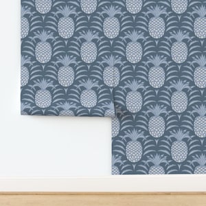 Tapete „Tropische Küste – Nebelblau – Grandmillennial Serene – Ananas-Jakobsmuschel“ von melly_williams_studio, erhältlich bei Spoonflower