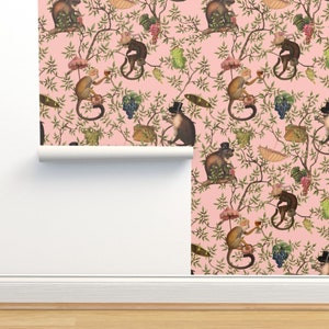 Puede incluir: Papel tapiz rosa con un patrón repetitivo de monos con sombreros y sosteniendo vasos de vino. Los monos están sentados en ramas de una vid con uvas y hojas.