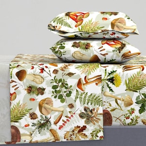 Sábanas de hongos - Acción de gracias en el bosque - por utart - Juego de sábanas de satén de algodón con hongos, diente de león, pino y helechos, de Spoonflower