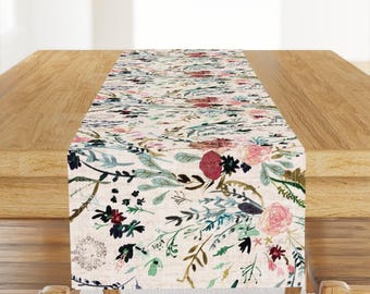 Camino de mesa floral romántico - Camino de mesa de satén de algodón con estampado botánico de flores en acuarela con aspecto tejido - Fable Floral Blush de nouveau_bohemian