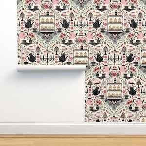 Op de afbeelding: Een naadloze patroonbehang met een zwart-wit theepartij ontwerp met roze bloemmotieven. Het patroon bevat theepotten, theekopjes, taarten en een kroonluchter.