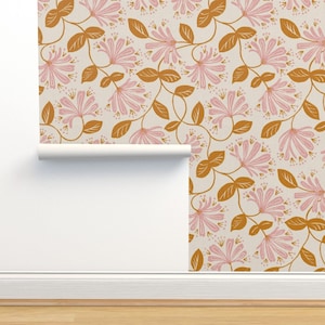 Carta da parati non incollata con caprifoglio rosa - Honeysuckle Happiness di de_koro - Carta da parati retrò floreale stravagante e carina, doppio rotolo di Spoonflower