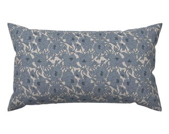 Cojín lumbar floral francés - Cojín decorativo rectangular rústico bohemio de estilo vintage con flores - Azul amapola de holli_zollinger