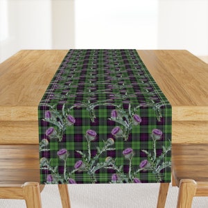 Camino de mesa de cuadros escoceses con cardos - Tartán escocés verde y morado - Camino de mesa de satén de algodón con flores silvestres de Escocia - Tartán Feochadan de lilyoake