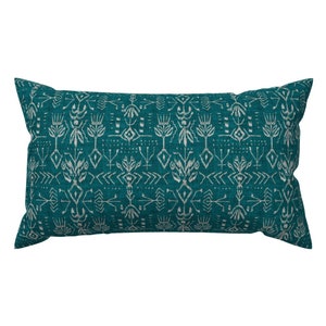 Almohada decorativa Ikat en verde azulado oscuro - Verdure Ikat Teal de nouveau_bohemian - Almohada decorativa con forma de triángulo geométrico y forma lumbar de Spoonflower