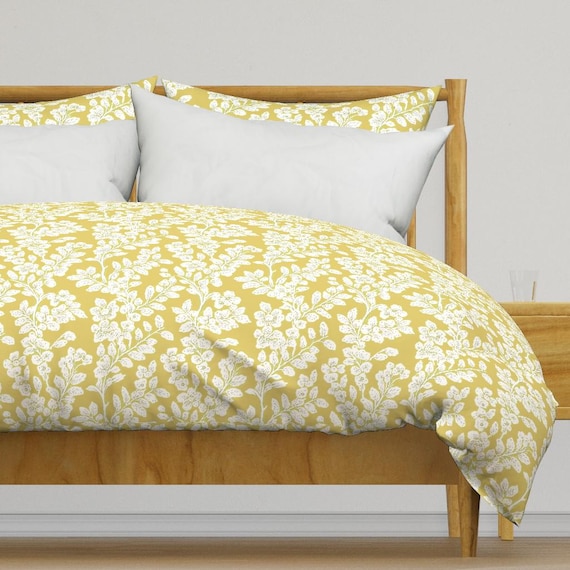 Nature Botanical Bettwäsche - Blätter auf Senf von whitneyenglish - Handgezeichneter weißer Baumwollsatin Bettbezug ODER Kissenbezüge von Spoonflower