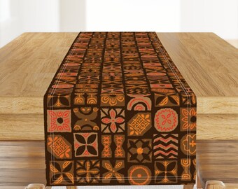 Retro Tiki Tischläufer - Vintage Hawaiianer Mid Century Tapa Tropischer Baumwollsatin Tischläufer - Tapa In Orange Und Braun von muhlenkott