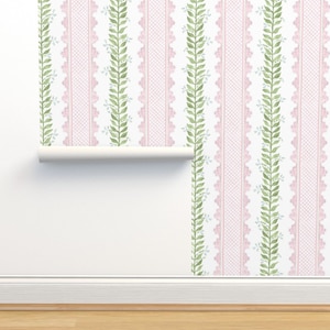 以下が含まれることがあります： ピンクとグリーンの模様の壁紙で、葉のつる植物と繊細なレースのトリムが繰り返されるデザインです。