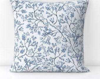 Grandmillennial Throw Pillow - Chinoiserie Wildflowers Small de smokeinthewoods - Floral Decorativo Square Throw Pillow de Spoonflower