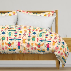 Roupa de cama Colorful Bugs - Cool Bugs por grace_andersson - Capa de edredom de cetim de algodão grande em forma de borboleta brilhante OU fronhas por Spoonflower