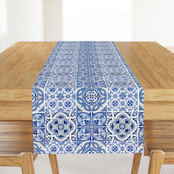Mediterrane Fliesen Tischläufer - Blau Weiß Floral Baumwollsatin Tischläufer - Blau Weiße Fliesen von utart