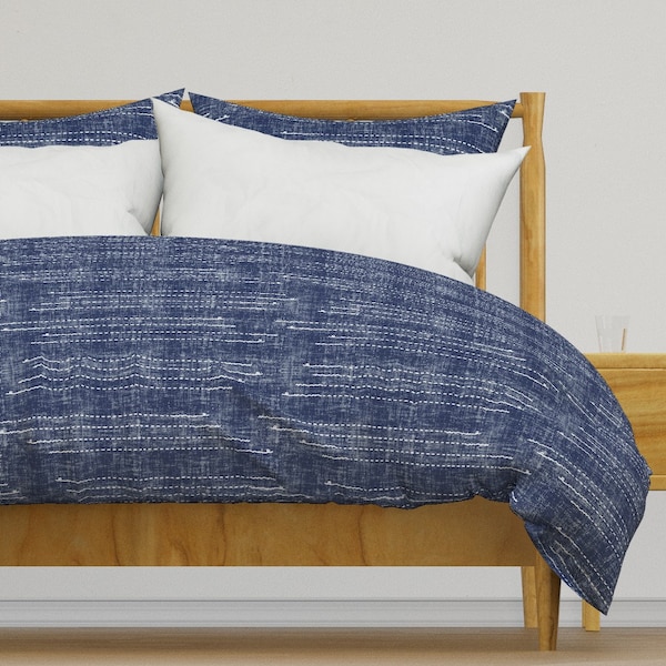 Indigo Lines Bettwäsche – Shibori Stitches von twigged – Navy Shibori Eleganter minimalistischer Baumwollsatin-Bettbezug ODER Kissenbezüge von Spoonflower