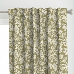 « Panneau de rideau vert - Panneau de rideau personnalisé traditionnel avec fleurs botaniques et vignes dessinées à la main - Art folklorique floral » par apostrofodesign -