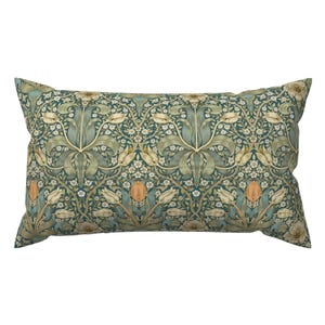William Morris Lendenkissen – Traditionelles florales grünes botanisches Wiesen-Rechteckkissen – Thicket On Teal von sissi_kaiserlos
