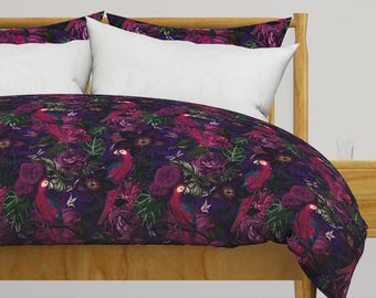 Ropa de cama Moody Florals - Pájaros de la jungla oscura de andrea_haase_design - Funda nórdica o fundas de almohada de satén de algodón con estampado de loros de la jungla de inspiración vintage