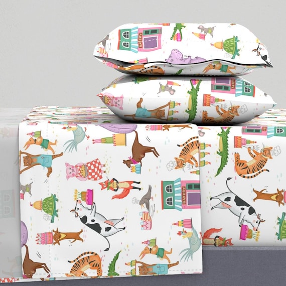 Bettwäsche - Animal Bakers by dasooklyn - Tiere Bäckerei Kinder Kinder Hippo Kuh Kuchen Baumwollsatin Bettwäsche Set Bettwäsche by Spoonflower