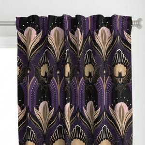 Puede incluir: Cortinas moradas con un patrón geométrico negro y dorado con murciélagos. El patrón recuerda al estilo Art Deco.