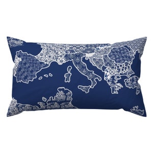 地図作成アクセント枕 - heyletsgetmikey によるヨーロッパのパッチワーク地図 - Spoonflower による地図風変わりな花柄長方形腰部クッション