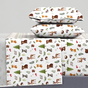 Lenzuola con animali - Woodland Babies di hipkiddesigns - Set di lenzuola in raso di cotone con motivo a pino della foresta di Woodland di Spoonflower