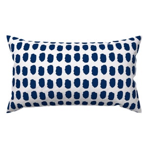 Punkte Akzent-Kissen - Navy Dots Midnight Blue Navy Blue Dots-ch by etienne - Polka Dots Navy Rechteck Lendenkissen von Spoonflower