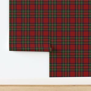 Papier peint à carreaux tartan grand format non encollé, rouge et vert, style rustique écossais - Stewart Plaid par paper_and_frill, et par Spoonflower.