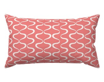 Cuscino con accenti di onde astratte - Strisce d'onda rosa di lilie_design - Cuscino lombare rettangolare rosa corallo con strisce retrò di Spoonflower