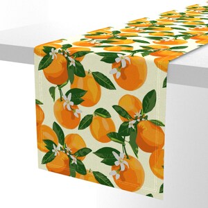 Camino de mesa de cítricos - Frutas de verano Naranjas Botánica Comida Camino de mesa de satén de algodón - Naranjas y flores sobre crema II de kaileyhawthorn imagen 5