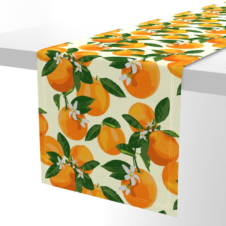 Camino de mesa de cítricos - Frutas de verano Naranjas Botánica Comida Camino de mesa de satén de algodón - Naranjas y flores sobre crema II de kaileyhawthorn imagen 5